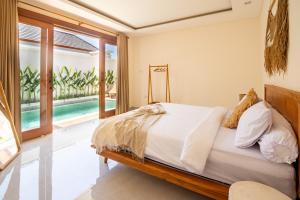 Un pat sau paturi într-o cameră la Balibay 1 - New Private Villa in Canggu - Best place for walk