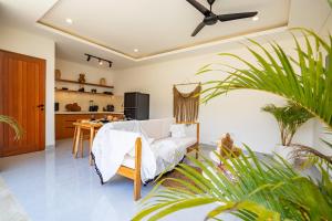 Un televizor și/sau centru de divertisment la Balibay 1 - New Private Villa in Canggu - Best place for walk