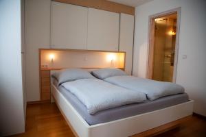 - un lit avec 2 oreillers dans l'établissement joesapartment, à Leichlingen