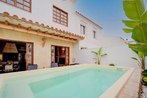 בריכת השחייה שנמצאת ב-Casa con Piscina climatizada, Jacuzzi, Billar, Aire Acondicionado או באזור