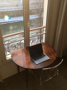 A Paris, au bord de l'eau
