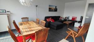 ein Wohnzimmer mit Tisch und Couch in der Unterkunft La Nantaise de la mer in Saint-Hilaire-de-Riez + 16 Fotos