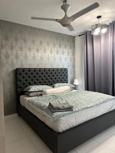 um quarto com uma cama e uma ventoinha de tecto em The Heights Residence Condo Ayer Keroh Melaka WIFI 100mbps em Ayer Keroh