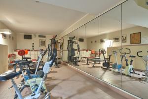 um ginásio com várias máquinas de piso e um espelho em Hotel Careni Villa Italia em Finale Ligure