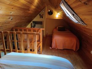 1 dormitorio con 1 cama en un ático de madera en Gîte Ty Bihan Baradoz, en Scrignac