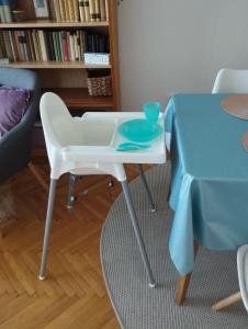 uma mesa branca e uma cadeira com uma tigela azul em Greenview Apartment em Budapeste