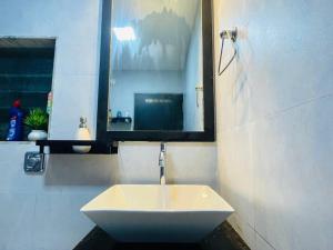 Ένα μπάνιο στο Studio - 27, One Bedroom Apt- Bandra west +24 φωτογραφίες