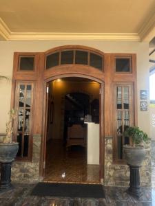 wejście do budynku z dużymi drewnianymi drzwiami w obiekcie Good Feeling Hostel w mieście Banyuwangi