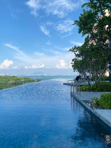 - une piscine avec vue sur une étendue d'eau dans l'établissement Urban Suites Georgetown, Penang, à Jelutong