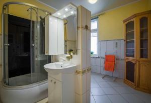A bathroom at Green Room Sopot