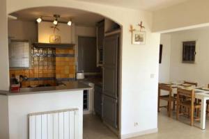 Kuchyňa alebo kuchynka v ubytovaní Appartement 60m2 - 2 Chambres à une minute des plages, parking privé