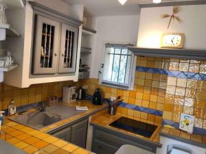 Kuchyňa alebo kuchynka v ubytovaní Appartement 60m2 - 2 Chambres à une minute des plages, parking privé