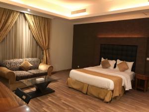 a hotel room with a bed and a couch at منتجع كورنيش جدة in Jeddah