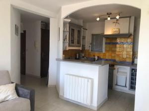 Kuchyňa alebo kuchynka v ubytovaní Appartement 60m2 - 2 Chambres à une minute des plages, parking privé