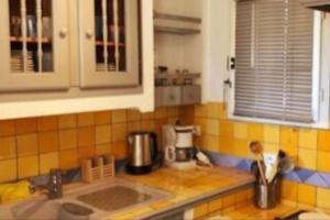 Kuchyňa alebo kuchynka v ubytovaní Appartement 60m2 - 2 Chambres à une minute des plages, parking privé