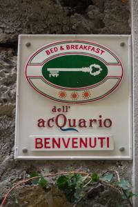 um sinal para um restaurante na parede em B&B dell'Acquario em Gênova