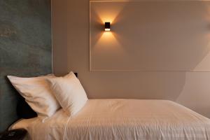 Postel nebo postele na pokoji v ubytování Midtown Hotel triple