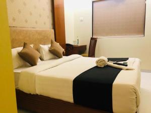 pokój hotelowy z łóżkiem z pluszowym misiem w obiekcie 7even Hills- International Airport By Glitz Hotels w Bombaju