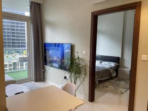 1 dormitorio con cama, mesa y ventana en Reva Residence Building, Step away from Dubai mall en Dubái