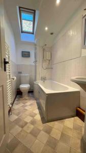 Kylpyhuone majoituspaikassa Daisy Cottage - Cosy 2 bed home