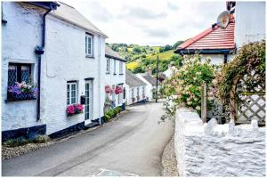 BerrynarborにあるDaisy Cottage - Cosy 2 bed homeの白家住宅の村の空き道