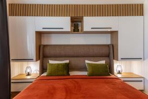 1 dormitorio con 1 cama grande con almohadas verdes en The Good Place en Sutivan