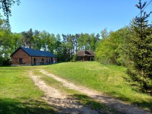 a dirt road in front of a house at Chata Kurpiowska in Nowogród