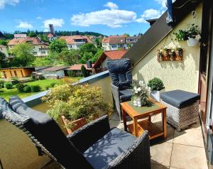 eine Terrasse mit Stühlen und einem Tisch auf dem Balkon in der Unterkunft Appartementwohnung Central Bad Sachsa in Bad Sachsa
