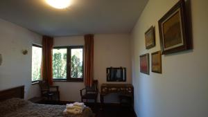 板牙的住宿－Kameno，卧室配有床、桌子和窗户。