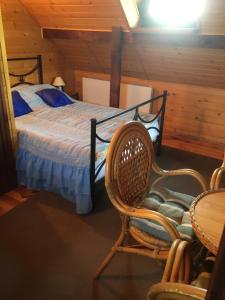 オクニンカにあるWilla Saraのベッドルーム1室(ベッド1台、椅子、テーブル付)