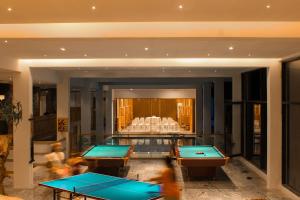 una habitación con dos mesas de ping pong. en MERIDIAN HILL TOP YERCAUD, en Yercaud