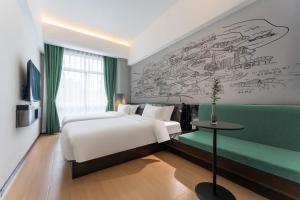 una camera con un letto e una parete con una mappa di Shanghai Pudong Xiangguo Hotel a Shanghai