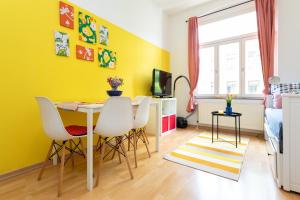 a dining room with yellow walls and a table and chairs at FULL HOUSE STUDIOS - Paulus Apartment - Nespresso inklusive in Halle an der Saale