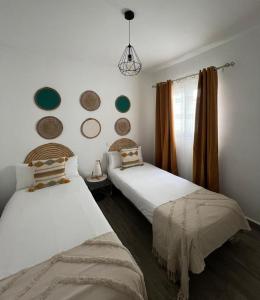 1 dormitorio con 2 camas y luz colgante en Elcano by Best Holidays Fuerteventura en Corralejo