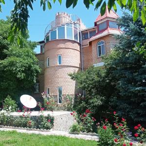 un edificio con una torre encima en Private Luxury Villa - Issyk Kul en Cholpon-Ata