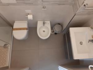 A bathroom at Un passo dal mare - Guest House