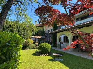 un jardin en face d'une maison ornée de fleurs rouges dans l'établissement Villa Rose, 