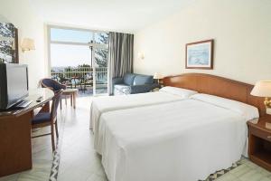 Postel nebo postele na pokoji v ubytování VIK Hotel San Antonio