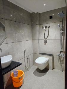 Un baño con ducha, inodoro y lavabo. en stayEZ Studio Apartments, en Indore 36 fotos más