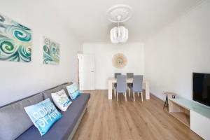 ein Wohnzimmer mit Sofa und Tisch in der Unterkunft Casandrade 148 - Lisbon South Bay in Cabeço de Alhos Vedros