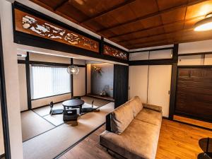 sala de estar con sofá y mesa en Izumo Biyori Horikawa Villa - Vacation STAY 28459v en Izumo
