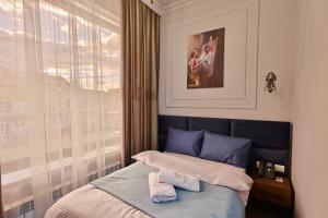 - une chambre avec un lit et 2 serviettes dans l'établissement Fiorella Gyumri, à Gyumri