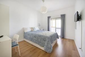 ein weißes Schlafzimmer mit einem Bett und einem Fenster in der Unterkunft Casandrade 148 - Lisbon South Bay in Cabeço de Alhos Vedros + 76 Fotos