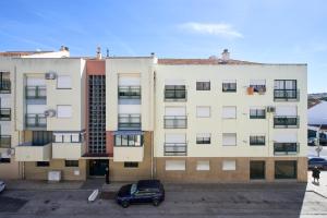 ein Gebäude mit einem Van davor in der Unterkunft Casandrade 148 - Lisbon South Bay in Cabeço de Alhos Vedros