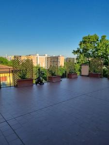 eine Terrasse mit Pflanzen und einem Roller drauf in der Unterkunft Attico vista San Luca in Bologna