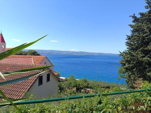 een uitzicht op de oceaan vanuit een huis bij Leonica in Omiš