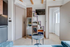 Televízia a/alebo spoločenská miestnosť v ubytovaní Tiny Secret House