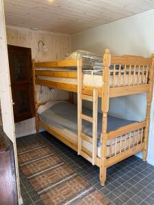 a couple of bunk beds in a room at Stallet Boende utanför Alingsås in Alingsås