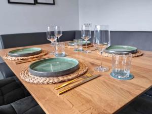 - une table avec des assiettes et des verres à vin dans l'établissement Haus Fernweh, à Bartholomäberg