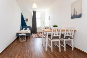 ein Wohnzimmer mit einem Esstisch und Stühlen in der Unterkunft FullHouse - S13 - 3 Bedroom Apt. in Halle an der Saale